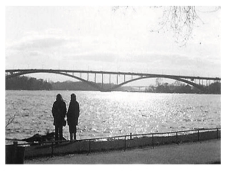 Spandrel deck arch bridge with piers founded in river bed below water